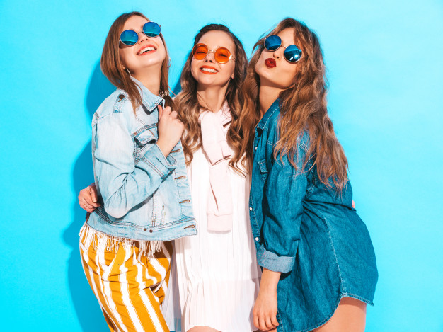 tres-jovens-lindas-meninas-sorridentes-em-roupas-de-jeans-casual-de-verao-na-moda-mulheres-sexy-despreocupadas-posando-modelos-positivos-em-oculos-de-sol_158538-4747