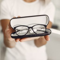 Lentes fotossensíveis a praticidade de óculos que se adaptam à luz