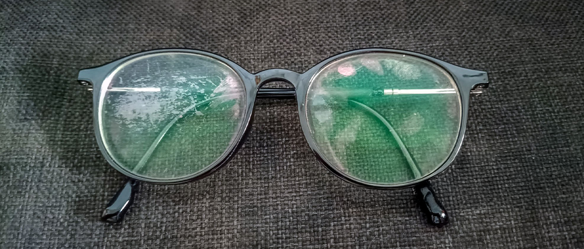 Riscos de usar óculos com as lentes arranhadas