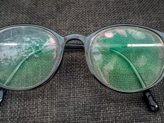 Riscos de usar óculos com as lentes arranhadas