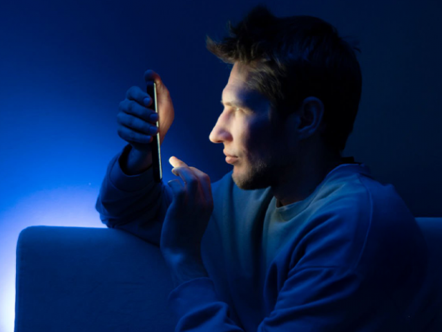 Como a luz azul afeta sua visão diariamente