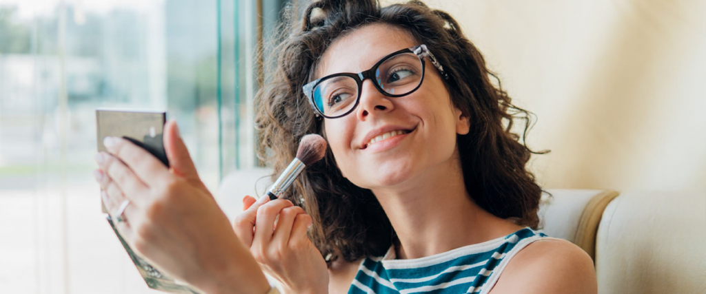 Como combinar maquiagem com o uso de óculos