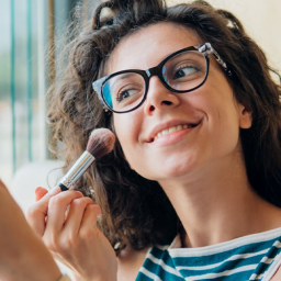 Como combinar maquiagem com o uso de óculos