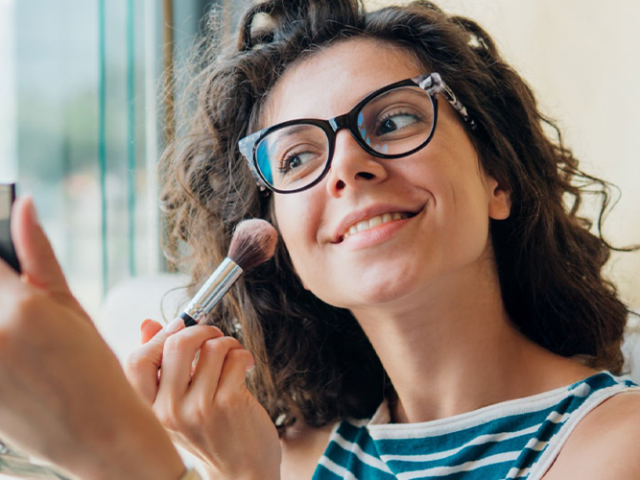 Como combinar maquiagem com o uso de óculos