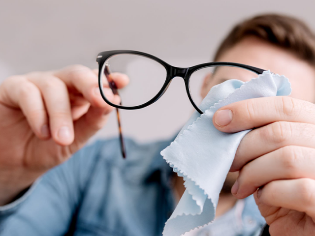 Como limpar seus óculos corretamente sem riscar as lentes