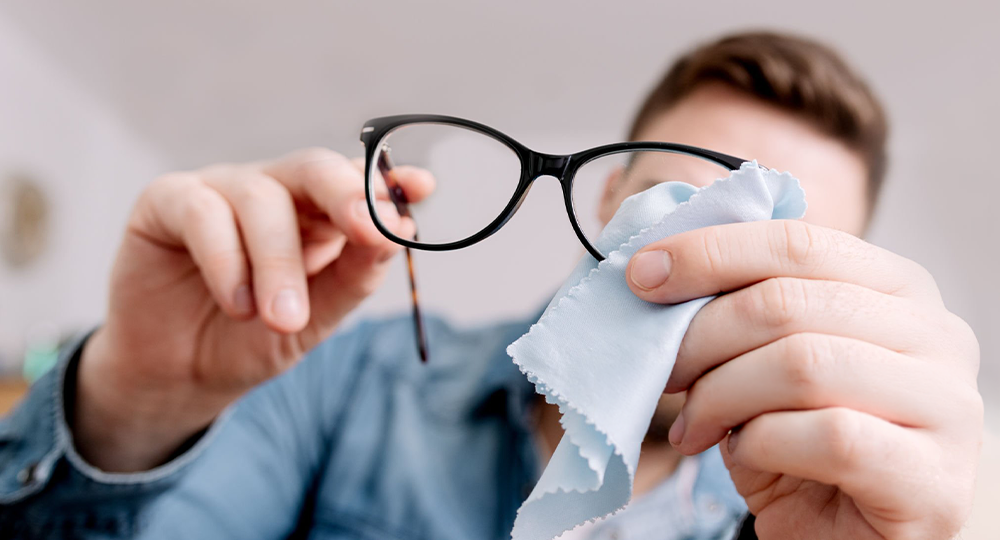 Como limpar seus óculos corretamente sem riscar as lentes