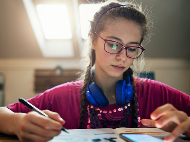 Como escolher óculos que os adolescentes realmente queiram usar