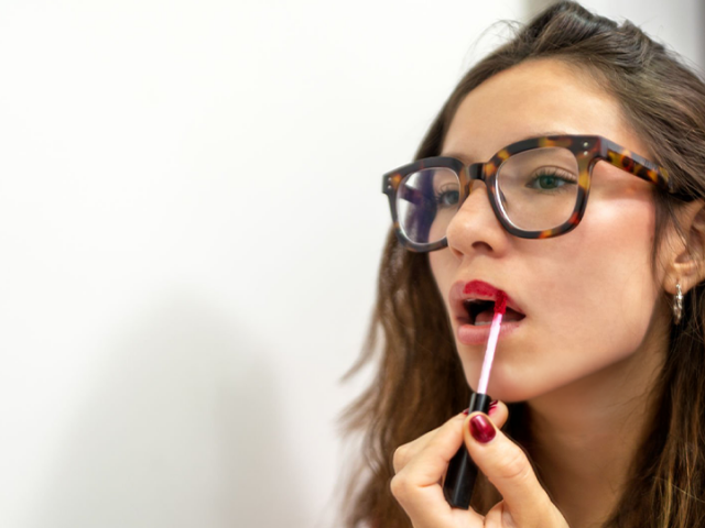 Dicas de maquiagem que valorizam o olhar de quem usa óculos