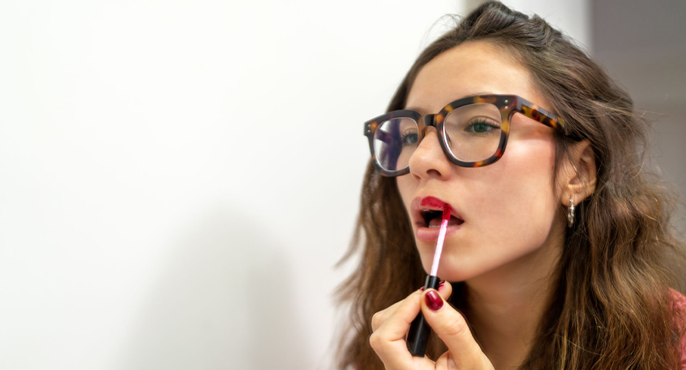 Dicas de maquiagem que valorizam o olhar de quem usa óculos